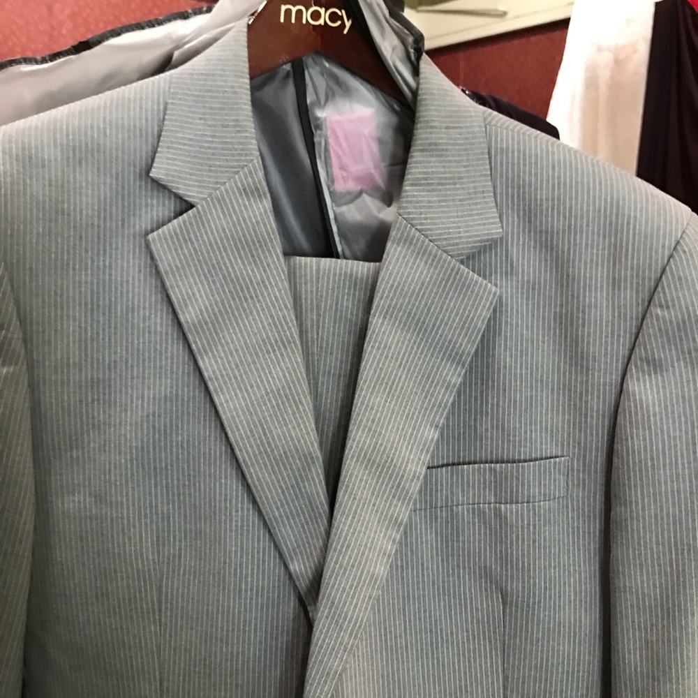 Men’s Suits - Picture 3 of 6